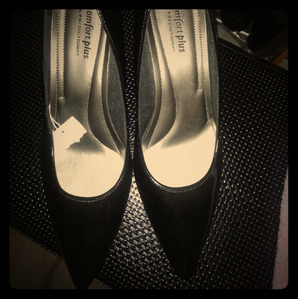 Patent black pumps bnwot